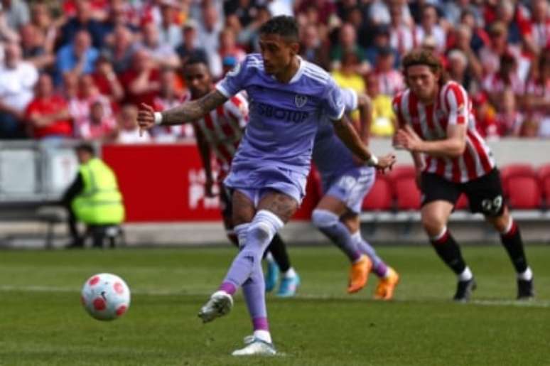 Raphinha marcou de pênalti contra o Brentford(Foto: ADRIAN DENNIS / AFP)