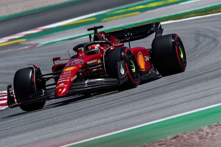 Charles Leclerc abandonou quando liderava sozinho a corrida em Barcelona 