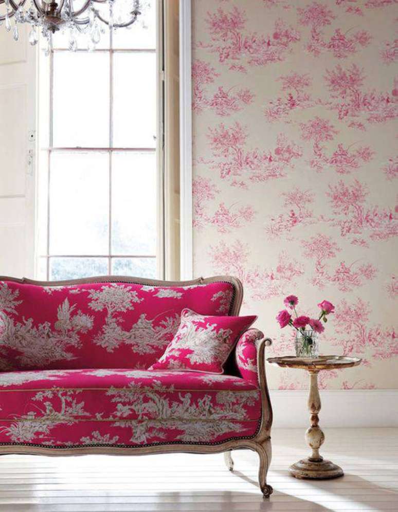 49. A sala de estar rosa conta com tecido para parede estampado, combinando com a mobília. Fonte: Houzz