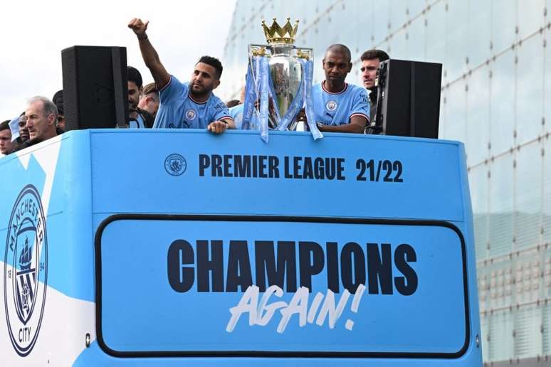 Elenco do Manchester City comemorou título da Premier League junto aos seus torcedores (Foto: PAUL ELLIS / AFP)