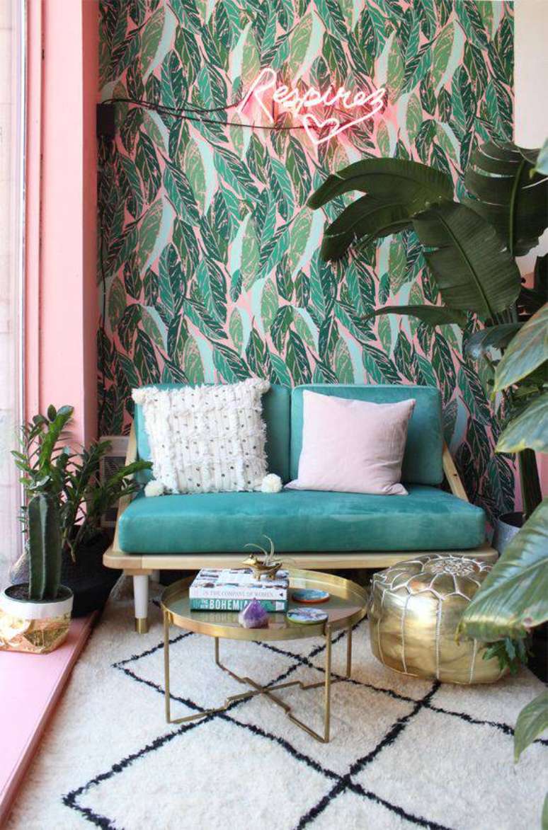 30. O cantinho para relaxar fica lindo com tecido para parede e luminoso neon. Fonte: Frenchy Fancy