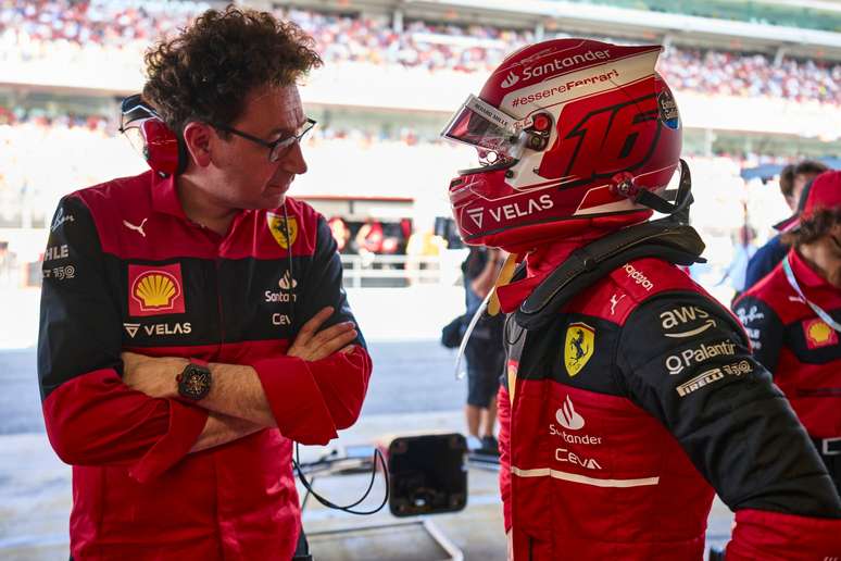 Mattia Binotto conversa com Charles Leclerc na Espanha 