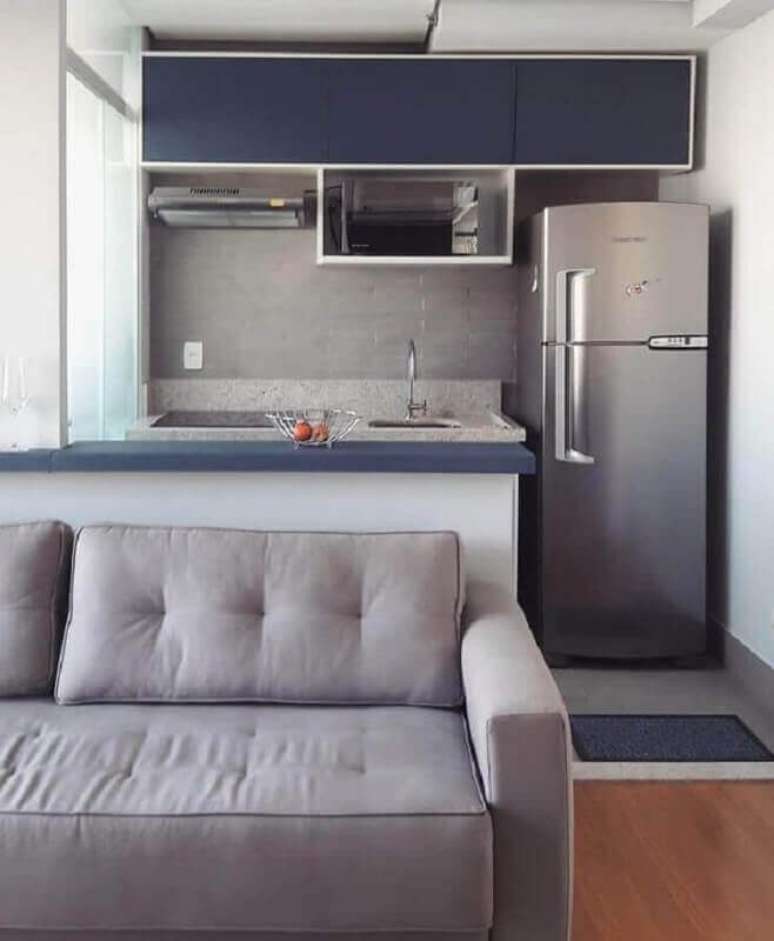 25. Decoração simples com armário de cozinha pequeno de parede azul – Foto: Walter Rupp