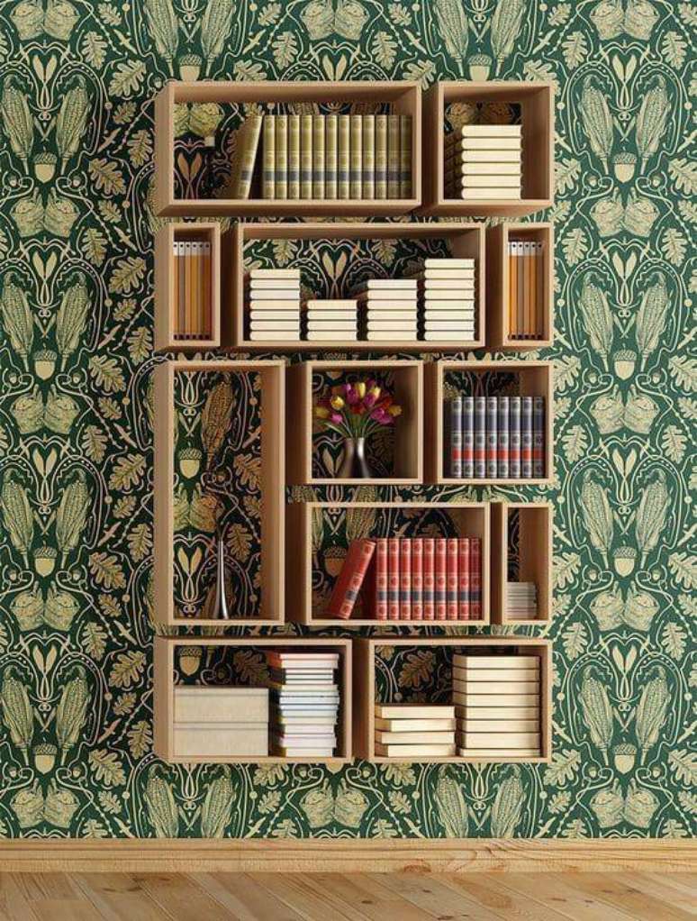 29. Os nichos com livros ficam incríveis na parede com tecido. Fonte: Lolafá