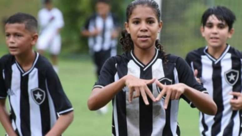 Giovanna tem sete gols em nove jogos pelo sub-13 do Botafogo (Foto: Wanderson Gomes/Divulgação/Botafogo)