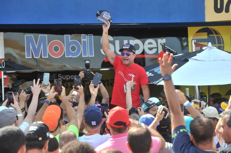 Rubens Barrichello cercado por fãs na visitação da Stock Car 