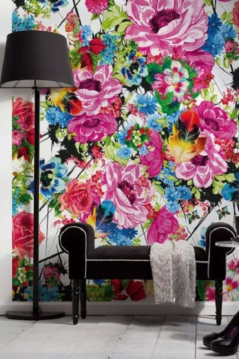 3. O tecido para parede floral traz texturas e cores para a decoração. Fonte: Kris Bristot
