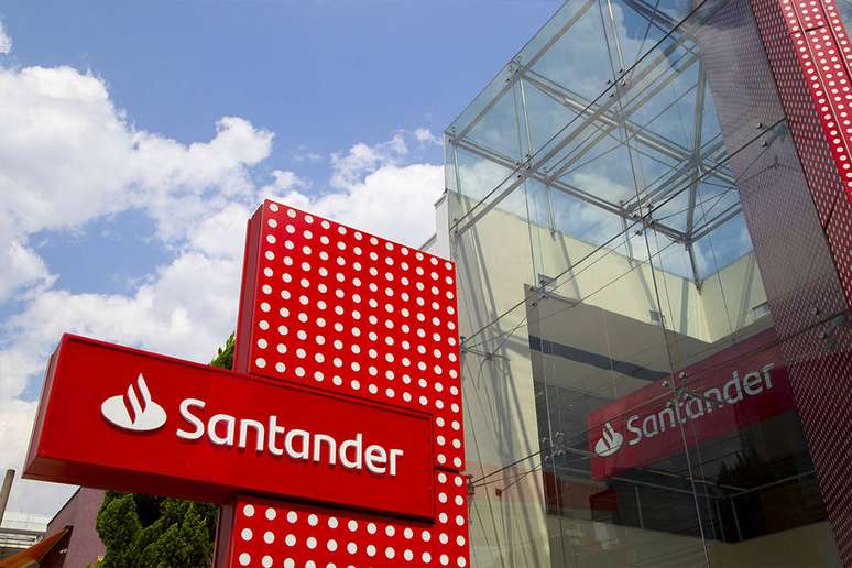 Agência do Santander; banco facilita abertura de contas em Portugal