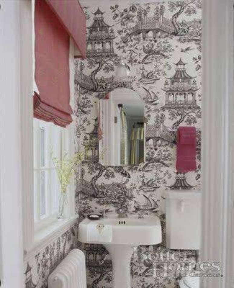 14. O tecido para parede no lavabo dá um efeito diferente e detalhado. Fonte: Tassels & Tigers Themed Interiors
