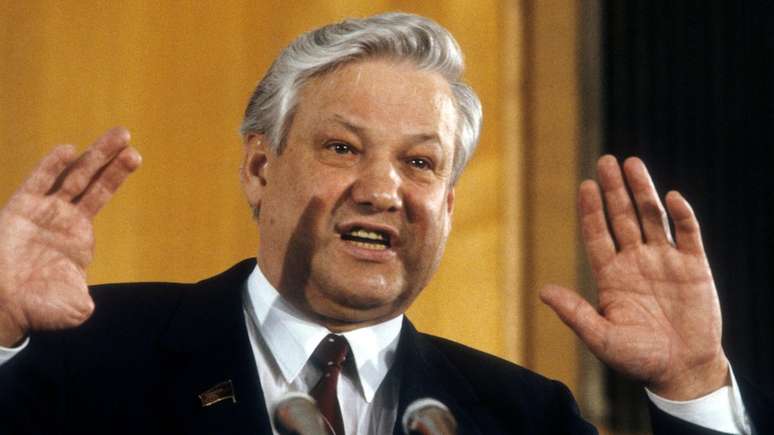 Presidente Boris Yeltsin colocou em prática um amplo projeto de privatizações na Rússia
