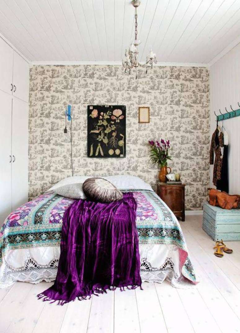 43. O quarto moderninho tem tecido para parede preto e branco, que combina com tudo. Fonte: Saatchi Art