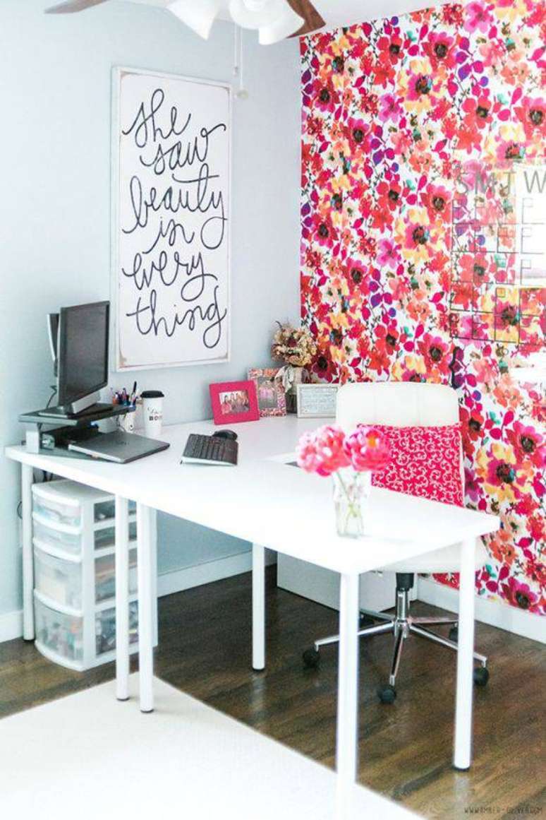25. Trabalhar pode ser muito mais gostoso com parede revestida de tecido no home office. Fonte: Juliana Rodrigues Interiores