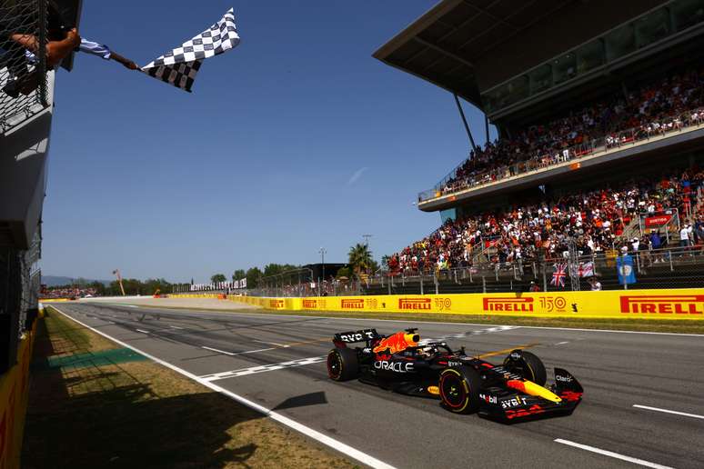 Max Verstappen recebe a bandeirada no GP da Espanha 