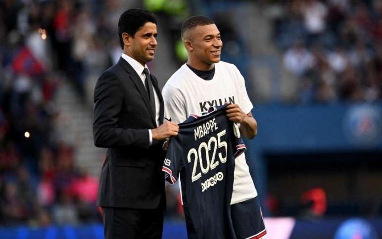 Al-Khelaifi posou com Mbappé no anúncio da renovação do jogador (Foto: ANNE-CHRISTINE POUJOULAT / AFP)