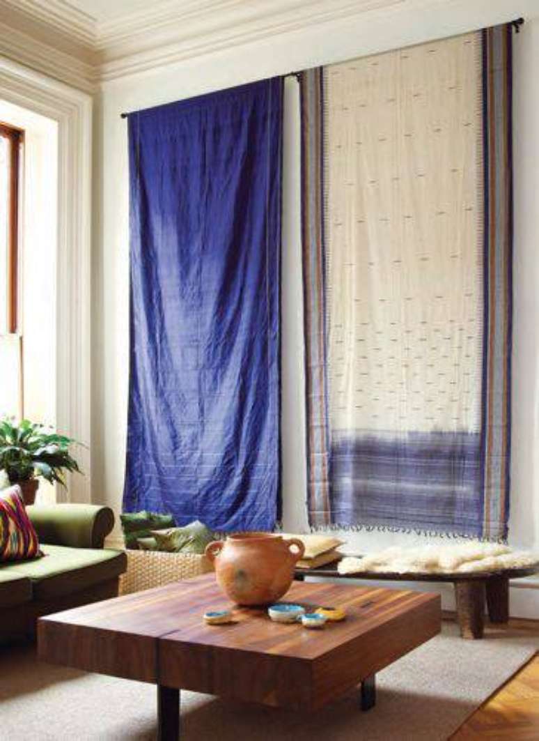 47. Na sala de estar, o tecido para parede fica bonito e dá um clima para o ambiente. Fonte: Aramath