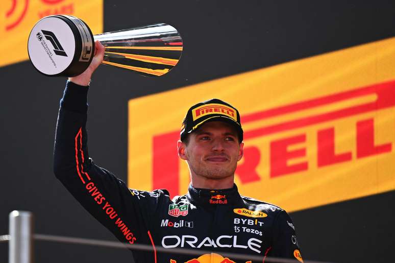 Max Verstappen celebra vitória e liderança na F1 