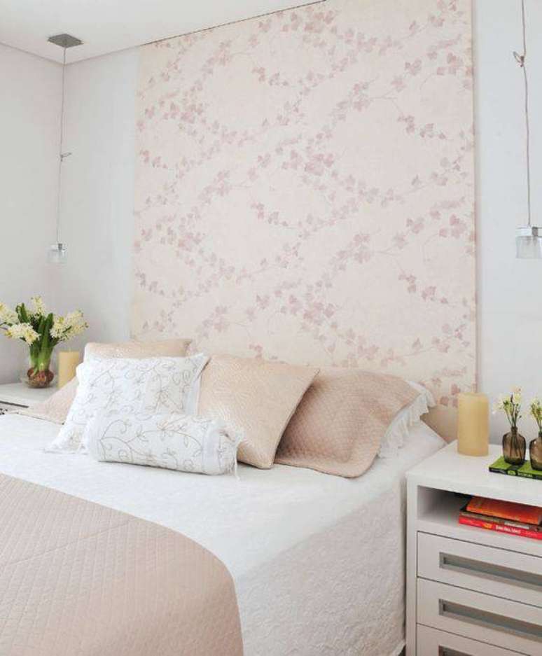 28. O tecido para parede pode aparecer em formato de painel no quarto de casal. Fonte: Construção e Design
