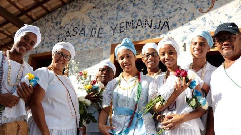 A imagem mostra várias mulheres que praticam o candomblé, integrantes dos povos tradicionais de matriz africana