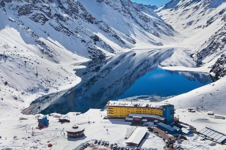 O icônico hotel amarelo é um verdadeiro resort na neve.