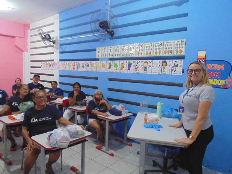 A professora Liduina Ferreira em sala de aula com os estudantes do EJA da escola João Frederico @Mário Flor/Clube Mural/Agência Mural