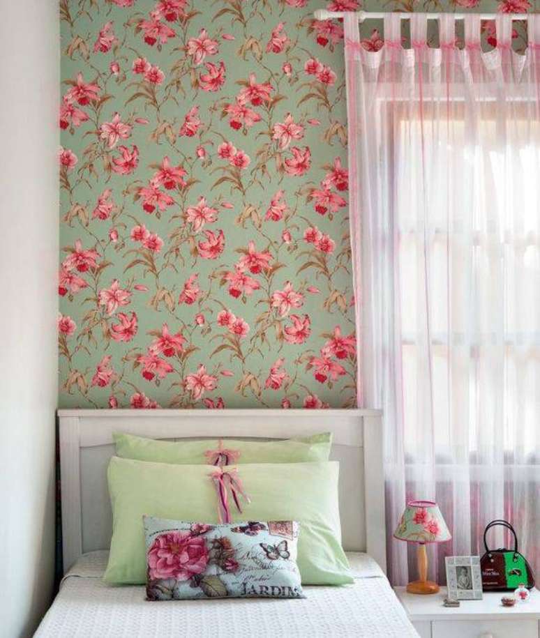 26. O tecido para parede com cores pasteis deixa o quarto de solteiro delicado. Fonte: Laminati