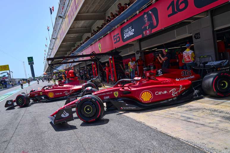 Sainz e Leclerc saindo dos boxes em Barcelona. As Ferrari foram rápidas, mas faltou sorte