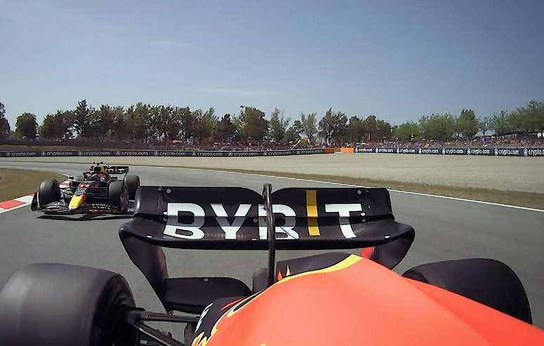 O momento em que Perez troca de posição com Verstappen na 49ª volta do GP da Espanha