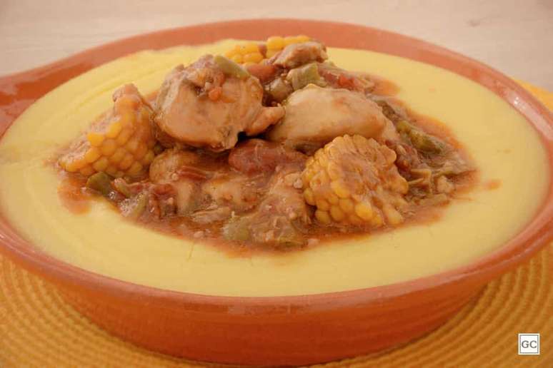 Polenta cremosa com frango – Foto: Guia da Cozinha