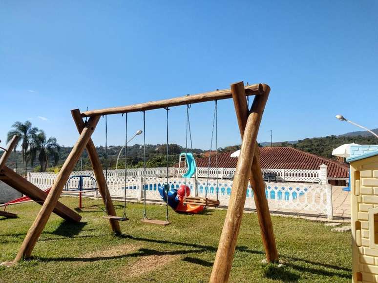 Parquinho com balanço, gangorra e gira-gira e piscina com escorregador - quer mais o que, criançada?