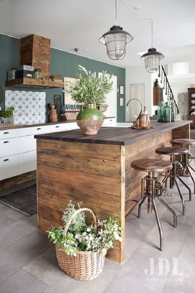 22. Decora&ccedil;&atilde;o com cores quentes e frias para cozinha moderna &ndash; Foto JBL