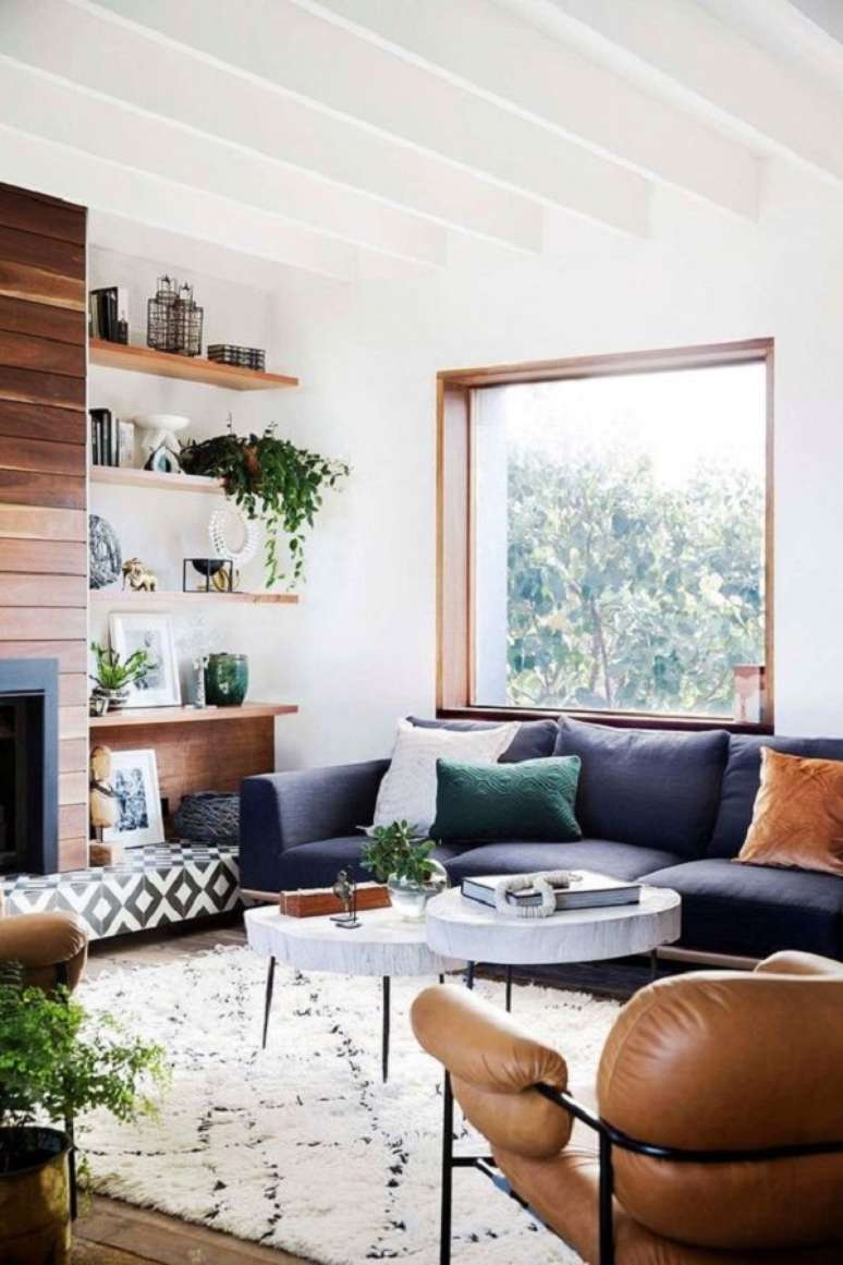 50. Sala de estar com sofa cor fria e decoração escandinava – Foto Alexis