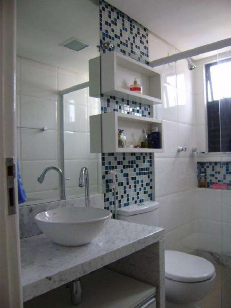 43. Pia de banheiro de mármore com revestimentos de cores frias na decoração – Foto Diogo Oliveira 