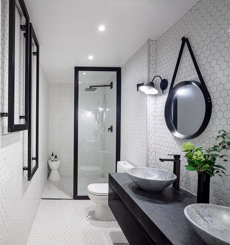12. O banheiro da suite conta com espelho adnet e loucas e metais Deca. Foto: Dhani Borges