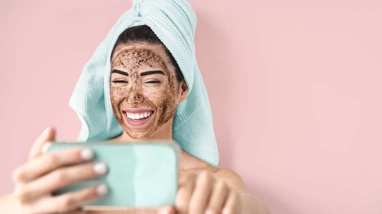 A máscara facial com café promete inúmeros benefícios