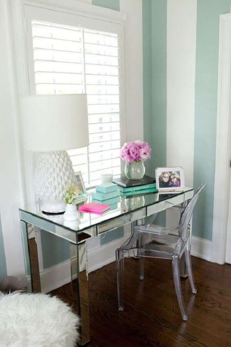 33. Escrit&oacute;rio pequeno com mesa espelhado com decora&ccedil;&atilde;o de cores frias &ndash; Foto Decor Facil