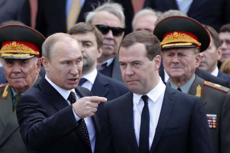 Dmitri Medvedev (direita) é uma das figuras mais influentes no regime de Vladimir Putin