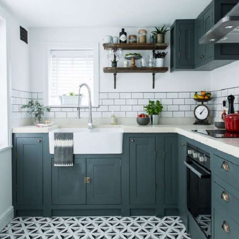 15. Cozinha moderna com armarios de cores frias e bancada neutra &ndash; Foto Ideal Home