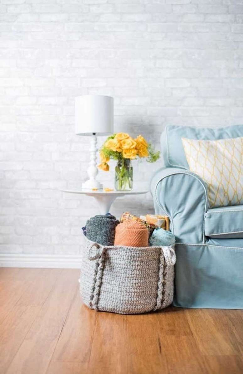 51. Sala de estar organizada com móveis de cores frias – Foto Decor Facil