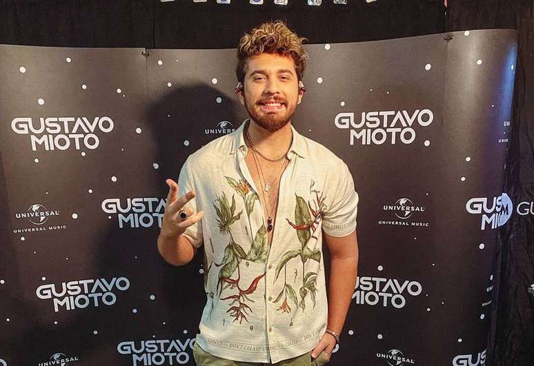 Gustavo Mioto interrompeu show para expulsar homem que deu soco em mulher.