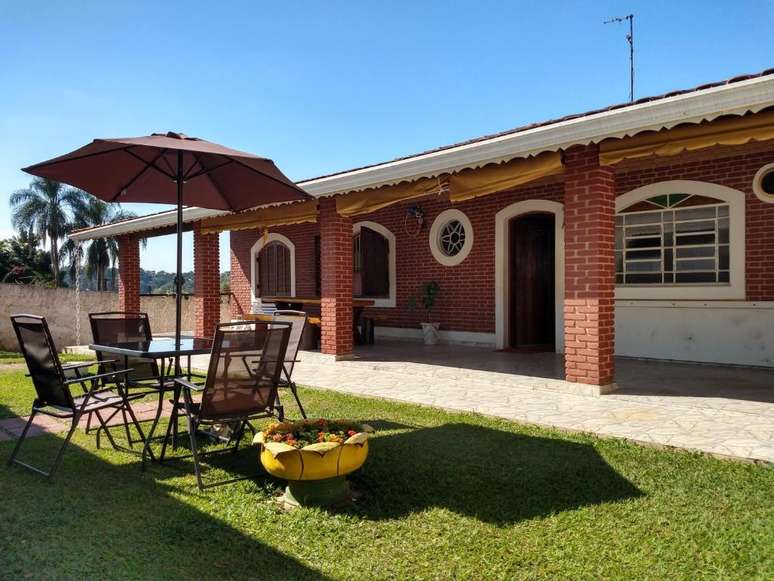 A Chácara Sorriso é cheia de espaços para a família confraternizar ao ar livre, seja na varanda, no gramadão ou na piscina.