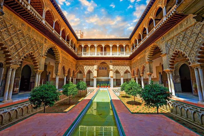 A arte mudéjar no Pátio das Donzelas, dentro do Real Alcázar em Sevilha.