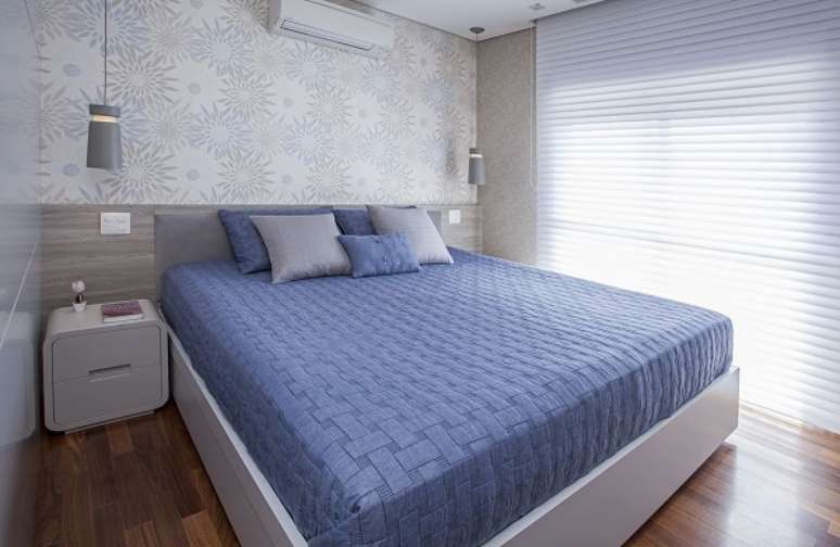 37. Ideias para parede de quarto com cores frias e papel de parede e cama branca &ndash; Foto Karina Korn