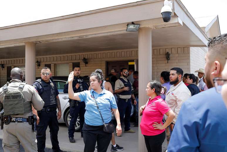 Policiais na Robb Elementary School em Uvalde, no Texas, onde ocorreu um ataque a tiros