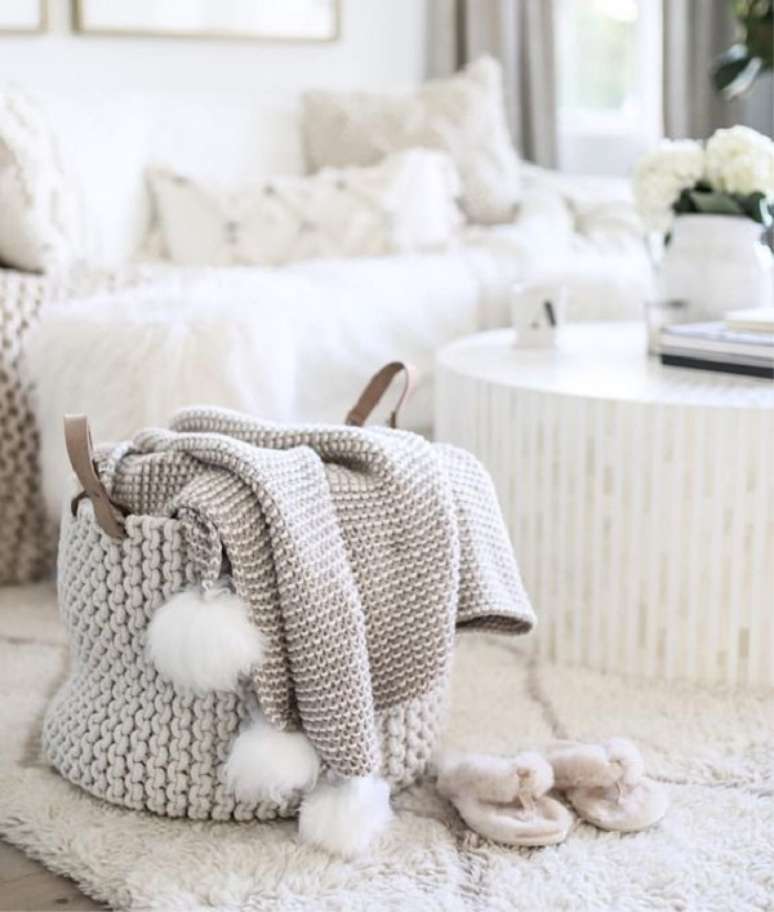 10. Cesto de fio de malha grande para organizar sala de estar com cores frias – Foto Lory At Design Thusiasm