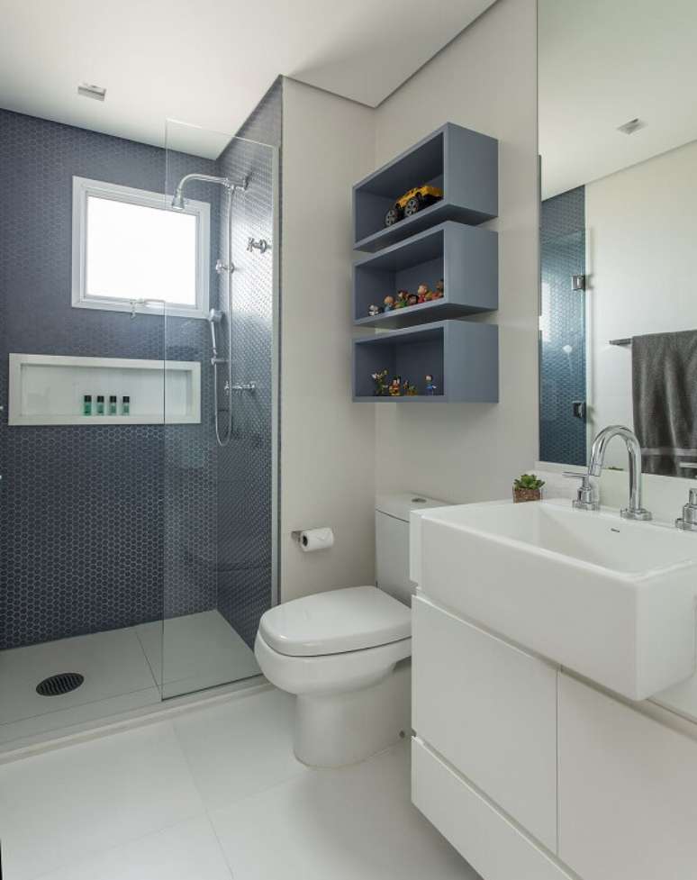55. Banheiro decorado com cores frias e neutras – Foto Karina Korn