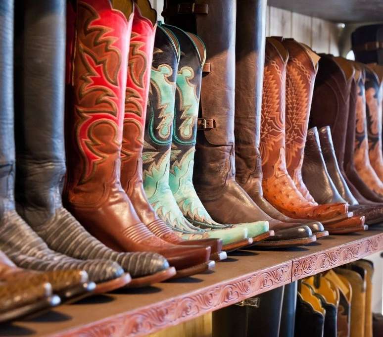 A "bota de cowboy" &eacute; um dos modelos mais vers&aacute;teis do cal&ccedil;ado - Shutterstock