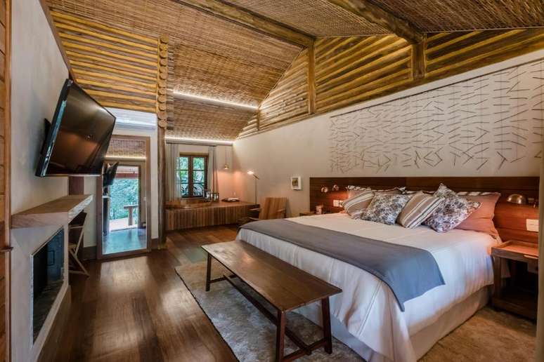 Decora&ccedil;&atilde;o do chal&eacute; geminado com ofur&ocirc; e lareira.