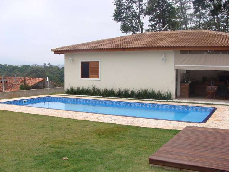 A área da churrasqueira é integrada com a piscina, onde bate sol o dia inteiro.