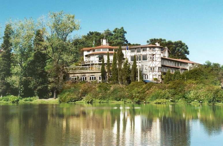 O hotel fica em meio às montanhas e na frente do Lago Negro.
