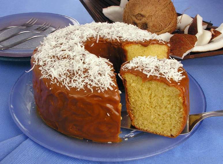 Bolo de coco e doce de leite &ndash; Foto: Guia da Cozinha